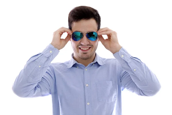 Macho joven consiguiendo gafas de sol — Foto de Stock