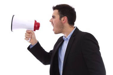 Genç adam beyaz izole megafono ile bağırarak