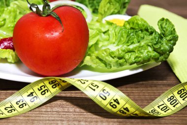 Salata tabağı ve ahşap üzerine şerit metre
