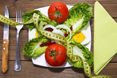 Salata tabağı ve ahşap üzerine şerit metre