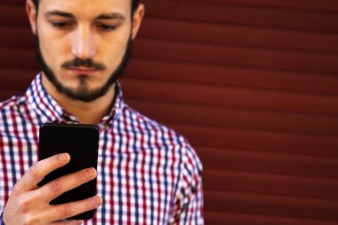 Cep telefonu açık havada ile kentsel guy