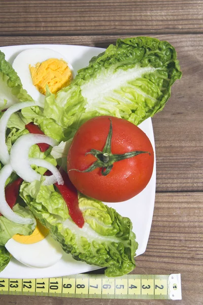 Sabroso plato de ensalada en madera —  Fotos de Stock