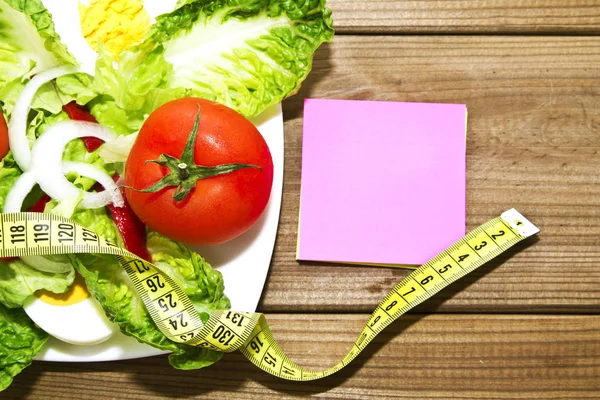 Salat, Maßband und Sammelalbum — Stockfoto