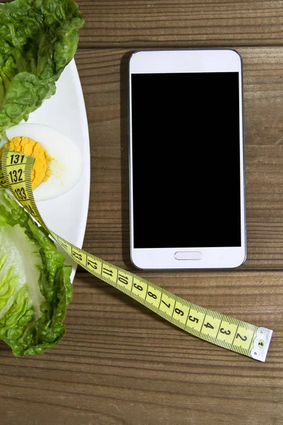 Välsmakande sallad och mobiltelefon — Stockfoto