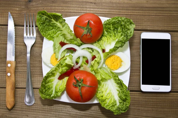 Salada saborosa e telefone celular — Fotografia de Stock