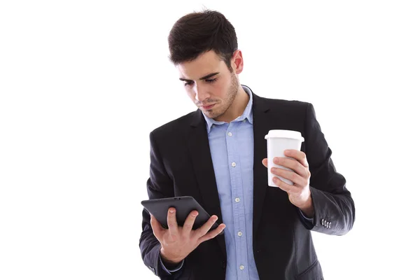 Junger Mann mit Tablette und Kaffee trinken — Stockfoto