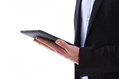 Beyaz tabletli genç adam.