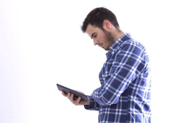 Genç adam bir tablet kullanma