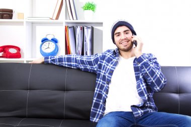 Cep telefonu ile konuşurken Divan genç adam