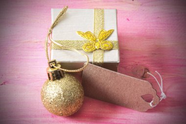 mutlu yeni yıl kartı hediye kutusu ve etiket üzerinde pembe ahşap bakckground