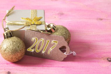 mutlu yeni yıl kartı hediye kutusu ve etiket üzerinde pembe ahşap bakckground