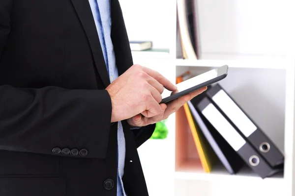 Jovem com tablet no escritório — Fotografia de Stock