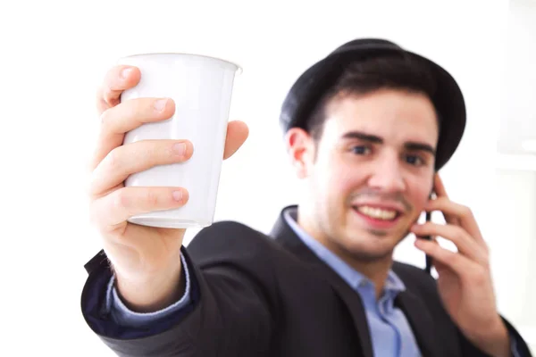 Νεαρός άνδρας στο γραφείο με το κινητό σας τηλέφωνο — Φωτογραφία Αρχείου
