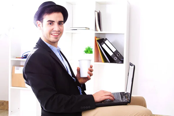 Człowiek siedzi pracując w biurze z komputerem na kawę — Zdjęcie stockowe