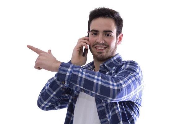 Macho joven hablando con el móvil del teléfono y señalando con el dedo — Foto de Stock