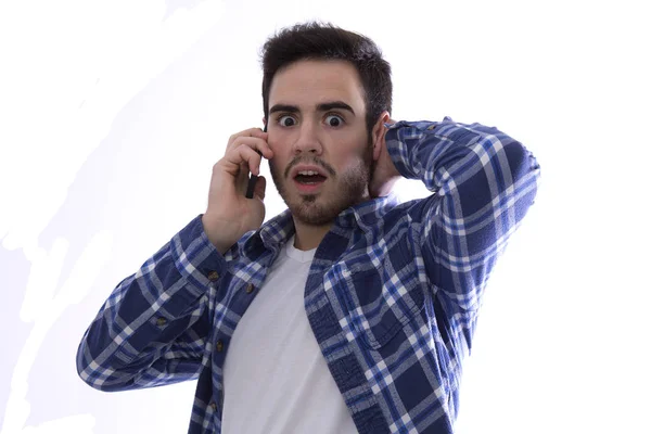 Macho joven hablando con el teléfono móvil — Foto de Stock