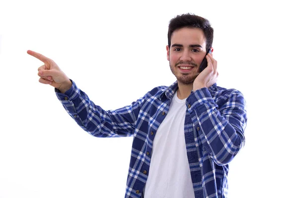 Férfi fiatal beszél a telefon mobil és rámutatva az ujját — Stock Fotó