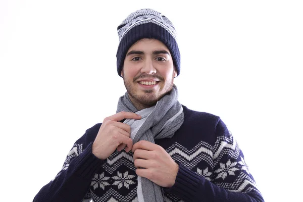 Νεαρός άνδρας με πουλόβερ και μάλλινο σκουφι απομονωμένες — Φωτογραφία Αρχείου