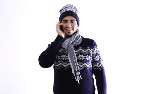 Νεαρός άνδρας με πουλόβερ και κασκόλ, μιλώντας στο κινητό τηλέφωνο — Φωτογραφία Αρχείου