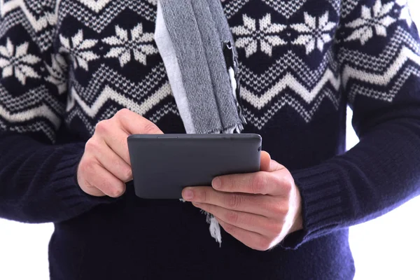 Jovem com suéter e cachecol com tablet — Fotografia de Stock