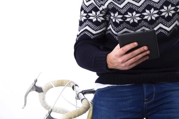 Молодой человек с велосипедом и мобильным телефоном — стоковое фото