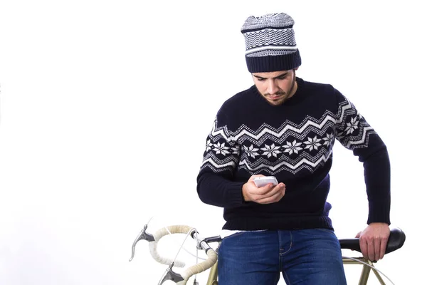 Jonge man met fiets en mobiele telefoon — Stockfoto