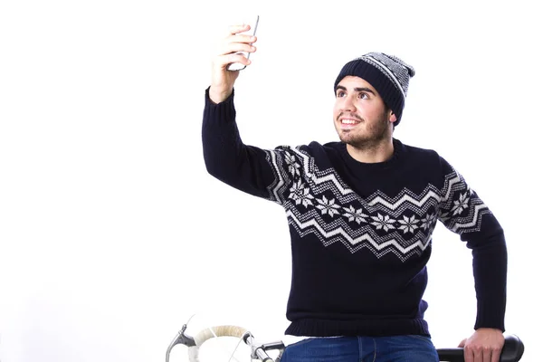 Mâle jeune avec le vélo en devenant un selfie — Photo