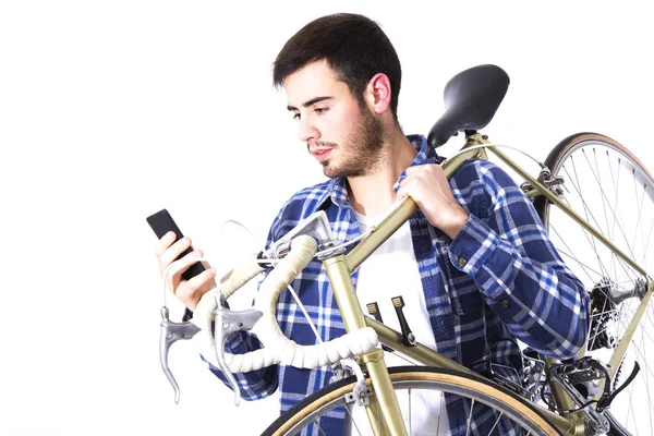 Молодой человек с велосипедом и мобильным телефоном — стоковое фото