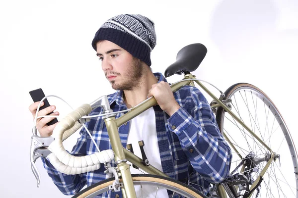 Joven con bicicleta y teléfono móvil — Foto de Stock