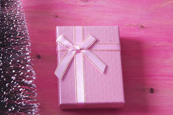Geschenkbox auf rosa Hintergrund — Stockfoto