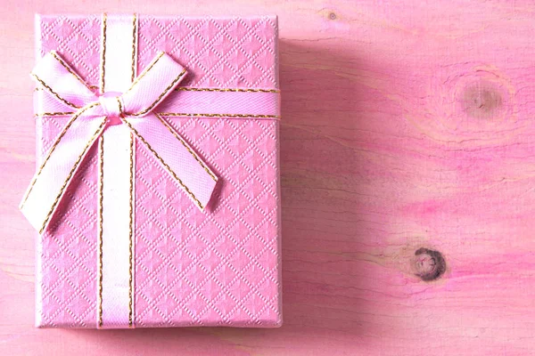 Coffret cadeau sur fond rose — Photo