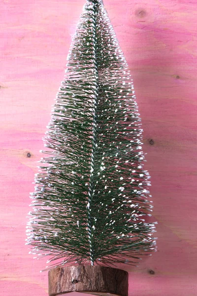 Julgran på rosa trä bakgrund — Stockfoto
