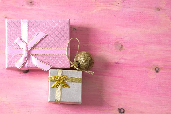 Tarjeta de Navidad con etiqueta, caja de regalo y bolas de Navidad sobre fondo rosa — Foto de Stock