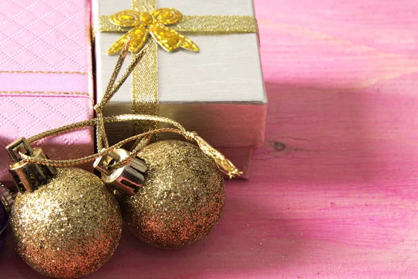 Vánoční přání s dárkovou krabičku a tag — Stock fotografie