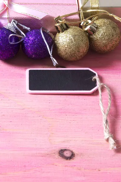 ギフト用の箱とピンクの木製のタグ付きのクリスマス カード — ストック写真