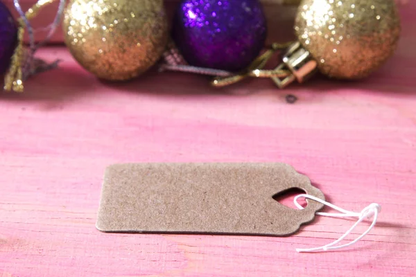 Tarjeta de Navidad con caja de regalo y etiqueta en madera rosa — Foto de Stock