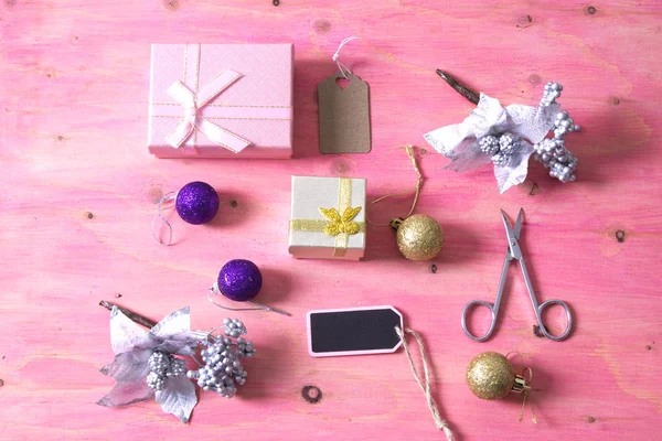 Рождество с ножницами, подарок и украшения Рождество на заднем плане розовый — стоковое фото