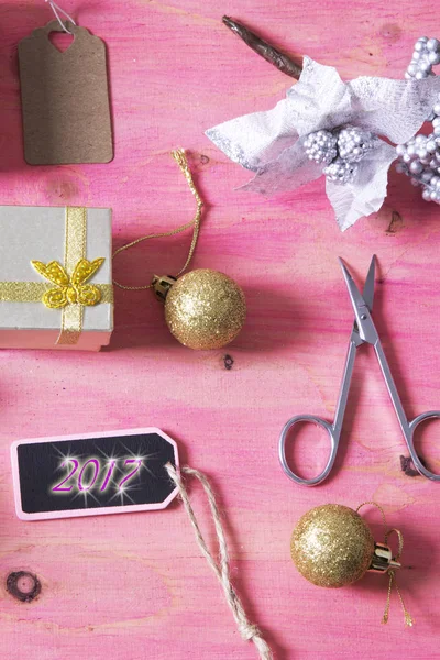 Carte Noël avec ciseaux, cadeau et décorations Noël sur fond rose — Photo