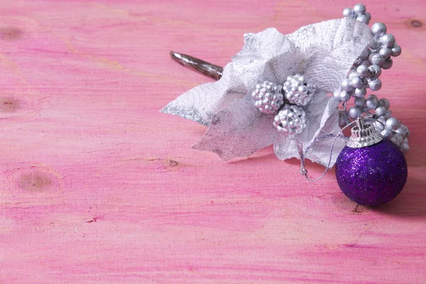 Розовый рождественский фон с серебряной веткой — стоковое фото