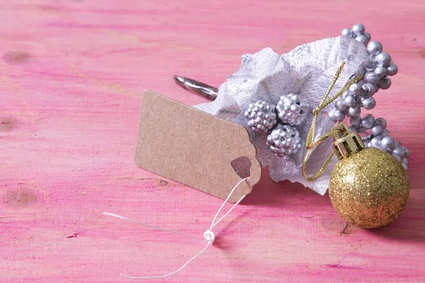 Fond de Noël rose avec boules de Noël — Photo