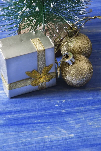 Fundo Azul Natal com decorações de Natal e etiqueta — Fotografia de Stock