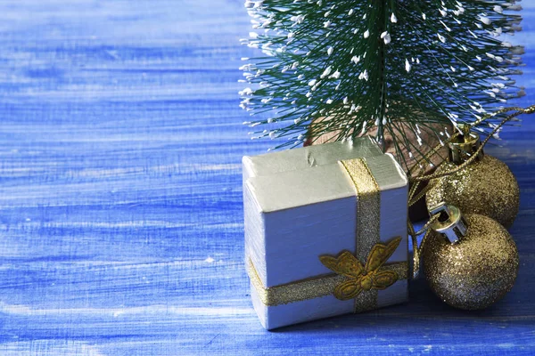Tło niebieskie Boże Narodzenie z ozdób choinkowych i etykiety — Zdjęcie stockowe