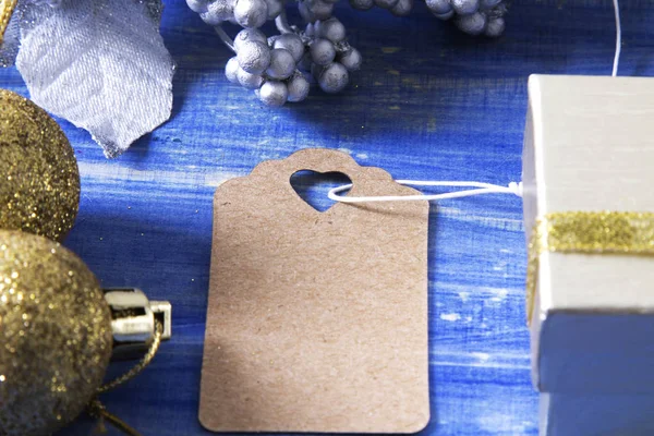 Fondo Navidad azul con decoraciones navideñas y etiqueta —  Fotos de Stock