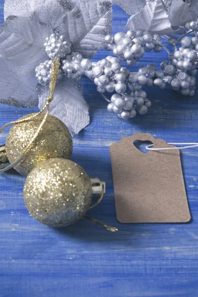 Fondo Navidad azul con decoraciones navideñas y etiqueta —  Fotos de Stock