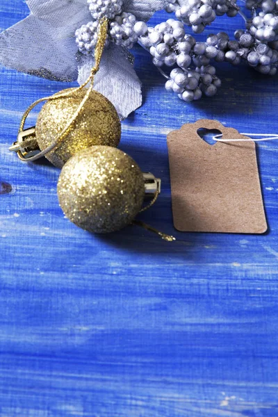 Fondo Navidad azul con decoraciones navideñas y etiqueta —  Fotos de Stock