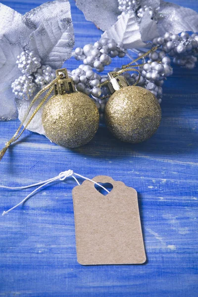 Hintergrund blau Weihnachten mit Weihnachtsdekoration und Etikett — Stockfoto