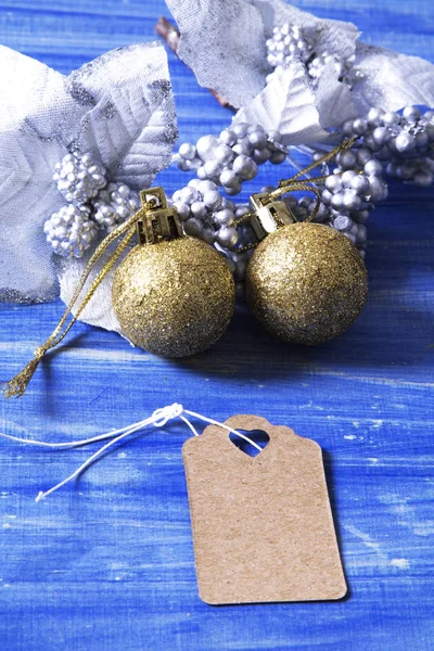 Fondo Navidad azul con decoraciones navideñas y etiqueta —  Fotos de Stock