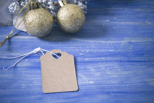 Sfondo Blu Natale con decorazioni natalizie ed etichetta — Foto Stock