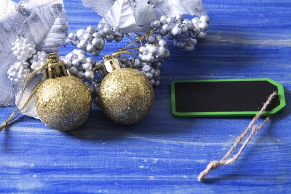 Голубое Рождество с рождественскими украшениями и этикеткой — стоковое фото