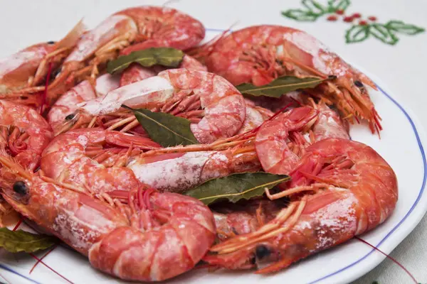 Camarones en el plato en mantel de flores — Foto de Stock